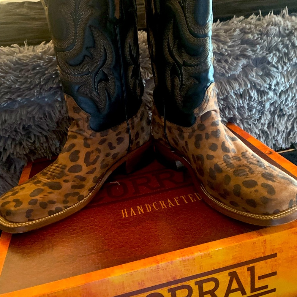 Corral leopard print round toe beautiful boots